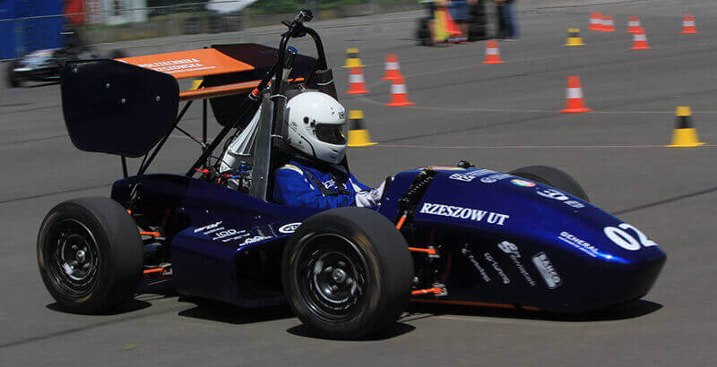 Bolidy wyścigowe budowane przez studentów – obejrzyj film o młodych profesjonalistach